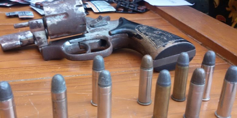 Polisi hati-hati dan teliti ketika menghancurkan pistol beserta 10 pelurunya di pemusnahan barang bukti yang berlangsung di halaman kantor Kejaksaan Negeri Kulon Progo, Daerah Istimewa Yogyakarta.