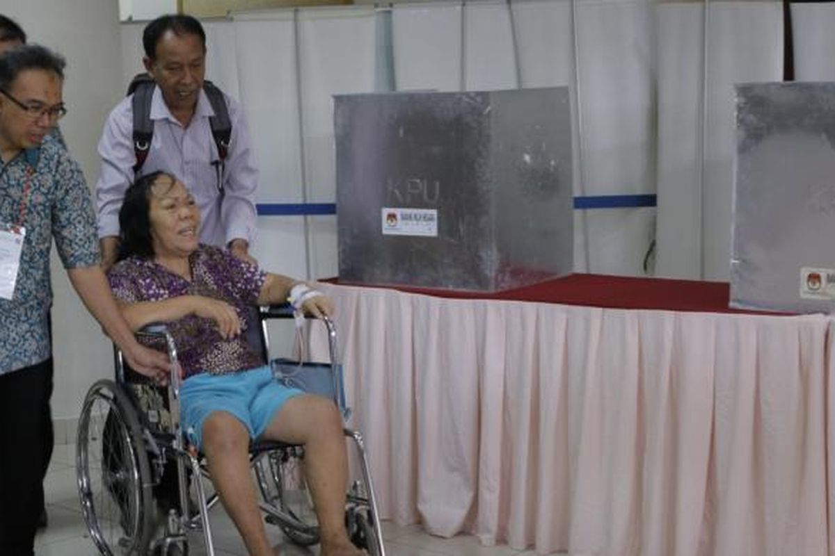 Seorang pasien menggunakan kursi roda saat akan memberikan suara dalam Pilkada DKI, di TPS-15 RSCM, Jakarta, Rabu (15/2/2017). Hari ini sebanyak 101 daerah di Indonesia menjalankan pilkada serentak. 