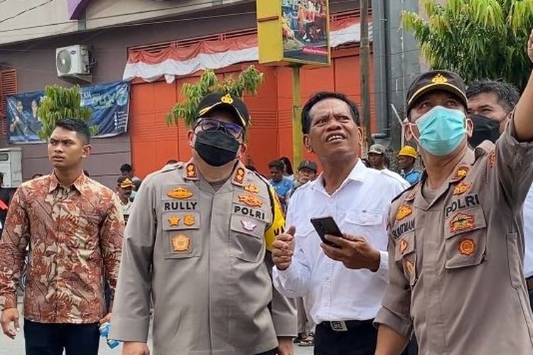 Kapolres Tegal Kota AKBP Rully Thomas dan jajarannya saat memantau pelaksanaan pemadaman dan evakuasi korban kebakaran tempat karaoke New Orange Karaoke di Kota Tegal, Jateng, Senin (15/1/2024). (Dok. Humas Polres Tegal Kota)