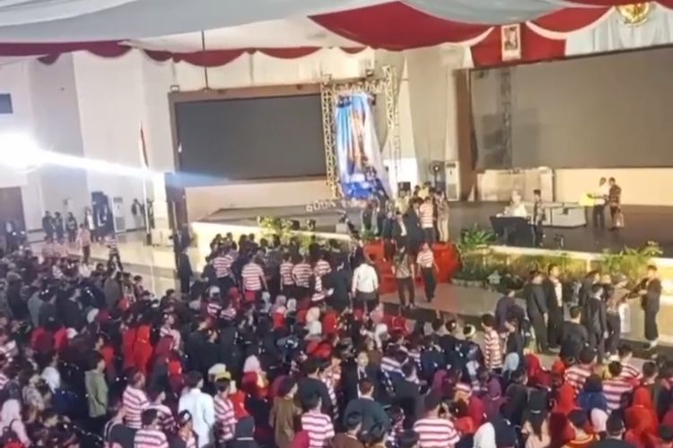 Suasana kericuhan maba dan panitia saat PKKMB UTM