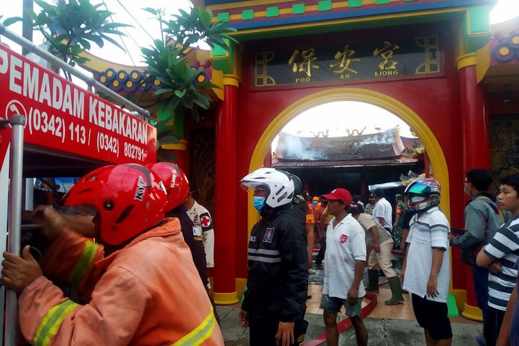 Petugas pemadam kebakaran berusaha memadamkan api yang membakar ruang depan dan ruang sembahyang di Klenteng Poo An Kiong, Kota Blitar, Senin (22/11/2021)