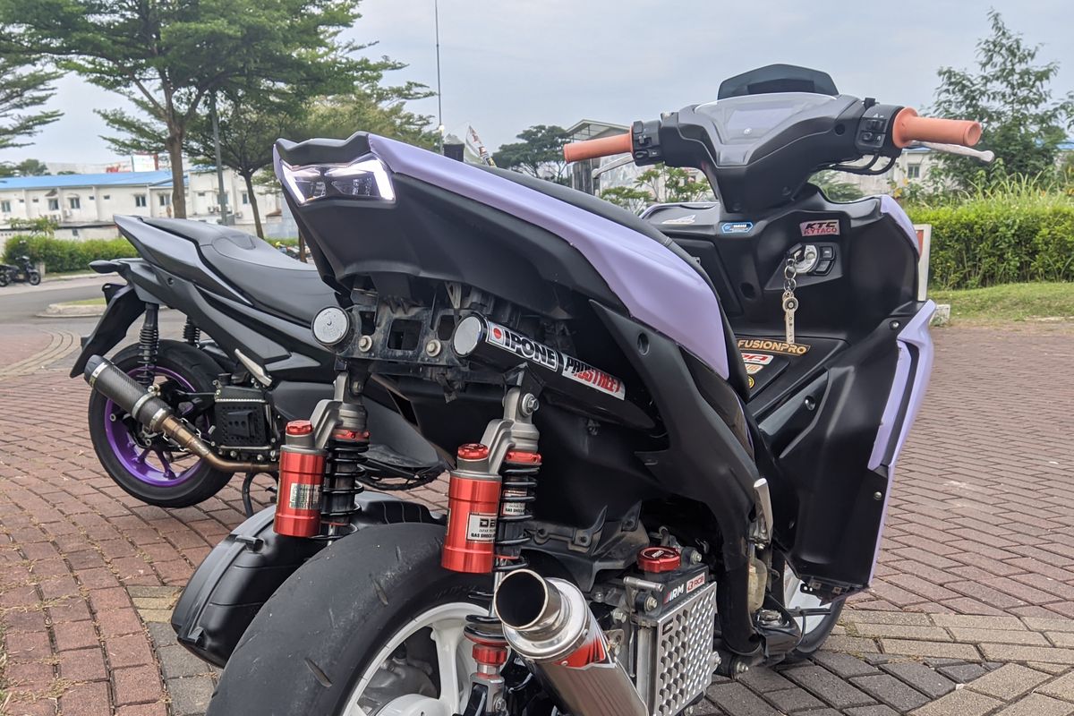 Knalpot dan shockbreaker modifikasi pada Yamaha Aerox 155