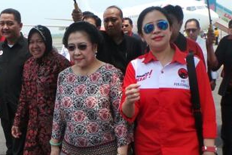 Ketua Umum DPP PDI Perjuangan Megawati bersama Puan Maharani dan Wali Kota Surabaya Tri Rismaharini di Bandara Juanda Surabaya, Senin (17/3/2014).