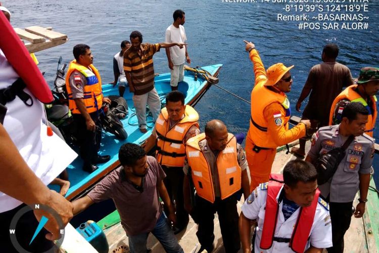 Foto : Tim Sar gabungan mengevakuasi para penumpang kapal motor Ebeneser di pelabuhan Warsalelang, Pantar Timur, NTT, Selasa (14/1/2020).
