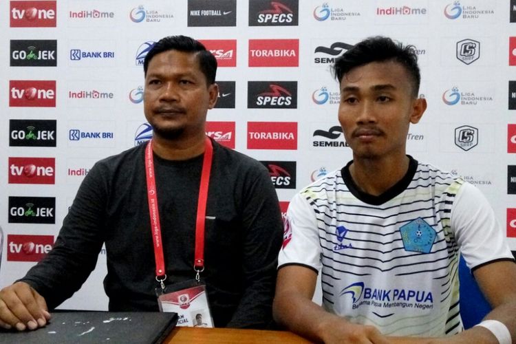Pelatih PSBS Biak, Selamet Riadi dan Bayu Tri Sanjaya, saat jumpa pers usai laga melawan PSS Sleman