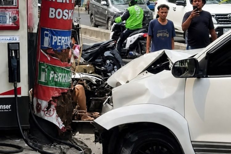 Mobil Tabrak Kios BBM Eceran di Tangerang, Pemotor yang Baru Beli Bensin Terluka