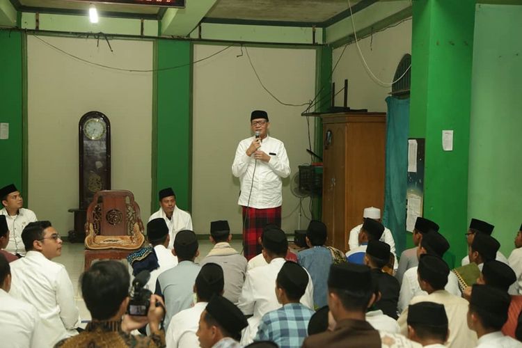 Gubernur Banten Wahidin Halim mengajak ratusan santri di Pondok Pesantren La Tansa Kabupaten Lebak mendoakan BJ Habibie, Rabu (11/9/2019)