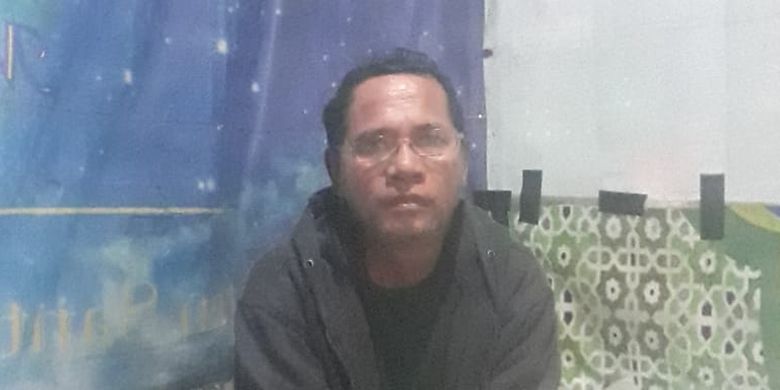 Pak guru Ahmad Nurdin ketika ditemui Kompas.com di kediamannya. Ia sempat diancam dengan pedang dan motornya dibakar pada Senin (13/1/2025).