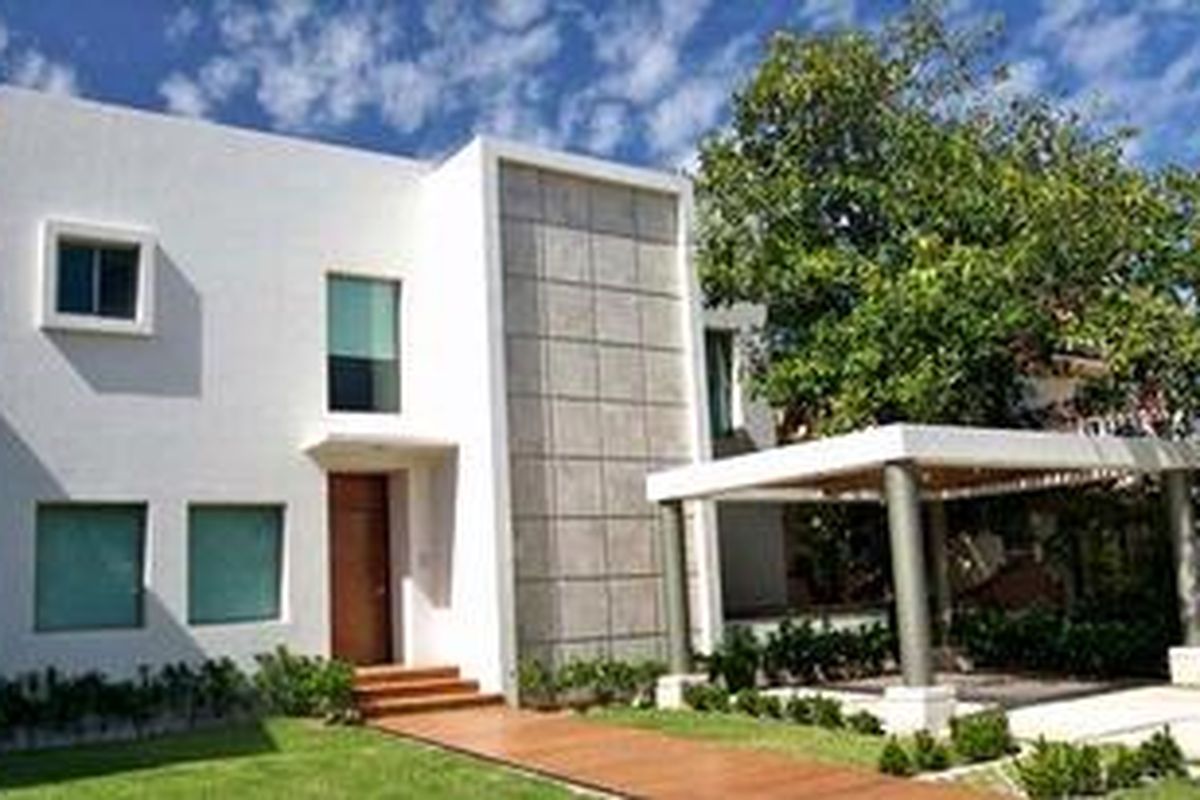 Dalam teori warna disebutkan, bahwa warna terang akan memantulkan panas dan warna gelap akan menyerapnya. Ini juga berlaku pada bangunan.