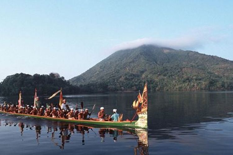 Penduduk Banda Neira menggunakan perahu Kora-Kora saat melintasi perairan Banda. Kepulauan Maluku menjadi incaran penjajah Belanda dan Inggris karena kekayaan rempahnya. 