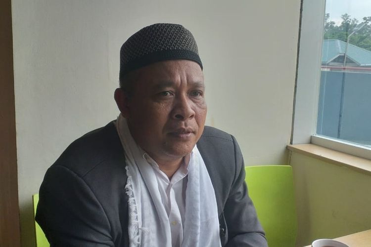 Rektor UIN Suska Riau Prof Dr H Akhmad Mujahidin saat diwawancarai Kompas.com di Pekanbaru, Kamis (17/10/2019).