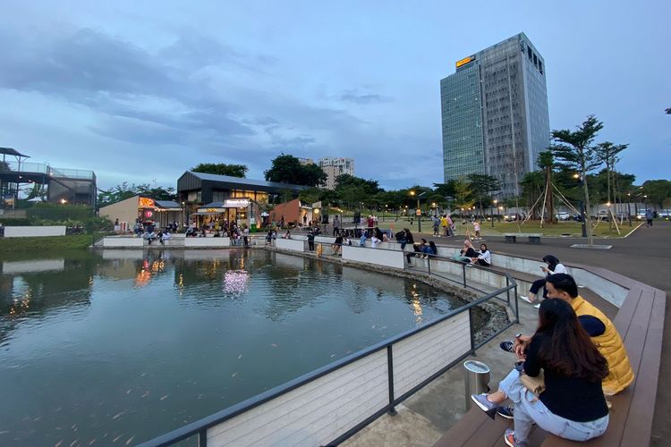 Suasana keramaian di ruang terbuka CIBIS Park di Jakarta Selatan, pada Rabu (8/2/2023). 