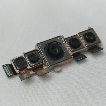 Modul lima kamera belakang Xiaomi Mi Note 10 Pro. Secara berurutan dari kanan ke kiri adalah kamera telephoto 5 MP (f/2.0, optical zoom 5x), kamera portrait 12 MP (f/2.0, optical zoom 2x), kamera utama wide 108 MP (f/1.7, OIS), kamera ultrawide 20 MP (f/2.2) dan kamera makro 2 MP (f/2.4).