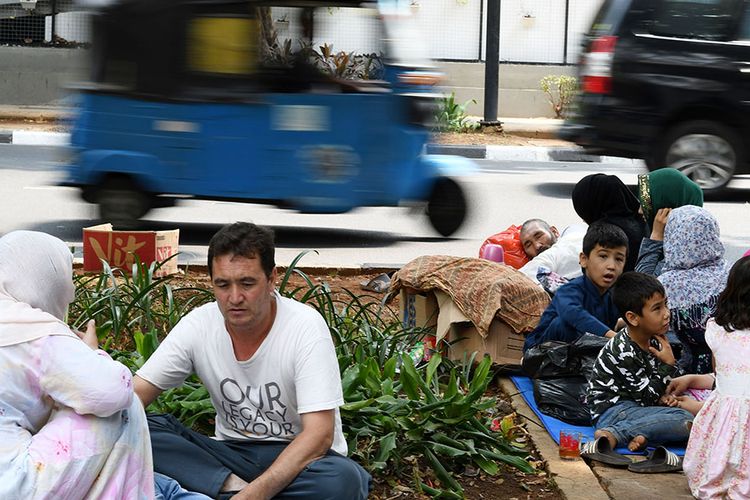 Sejumlah pencari suaka menempati trotoar di dekat kantor Komisioner Tinggi PBB untuk Pengungsi (UNHCR), Jalan Kebon Sirih, Jakarta Pusat, Selasa (17/9/2019). Puluhan pencari suaka yang berasal dari sejumlah negara itu menempati trotoar untuk meminta tolong kepada UNHCR agar memberikan tempat tinggal dan kebutuhan hidup sehari-hari setelah bantuan-bantuan dihentikan pemberiannya di tempat penampungan sementara mereka sebelumnya di Kalideres, Jakarta Barat.