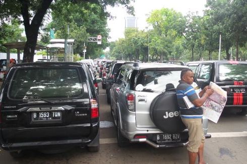 Mobil-mobil PNS DKI Bikin Macet Jalan Medan Merdeka Selatan