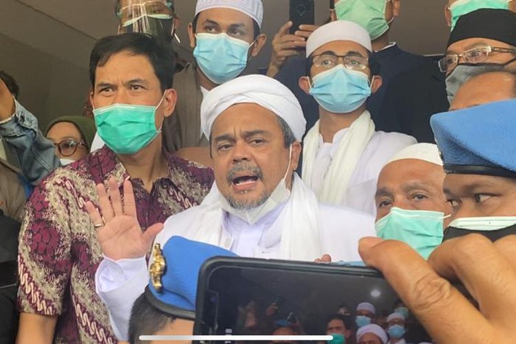 FPI chief Rizieq Shihab turns himself in at the Jakarta Metropolitan Police headquarters on Saturday (13/12/2020)