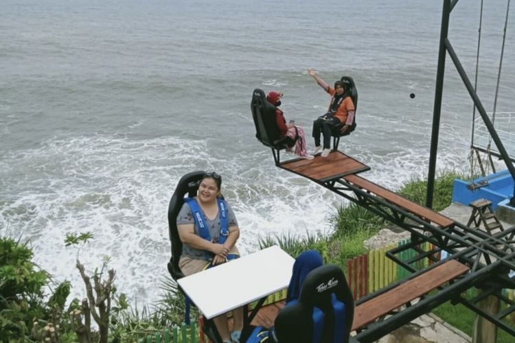 Ngopi In The Sea di Pantai Ngluluran, Gunungkidul, DI Yogyakarta