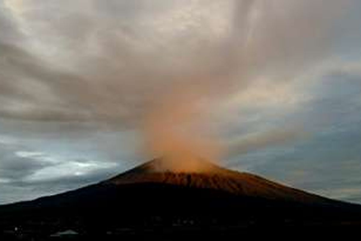 Gunung Kerinci  diambil dari Desa Kersik Tuo, Kecamatan Kayu Aro, Kabupaten Kerinci, Jambi, Senin (30/5/2016). 