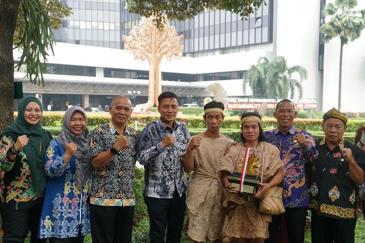 Bupati Bulungan Syarwani mendampingi Masyarakat Hukum Adat (MHA) Punan Batu Benau Sajau, Kecamatan Tanjung Palas Timur, Kabupaten Bulungan dalam acara Seremoni Penganugerahan Kalpataru di Jakarta, Rabu (5/6/2024).
