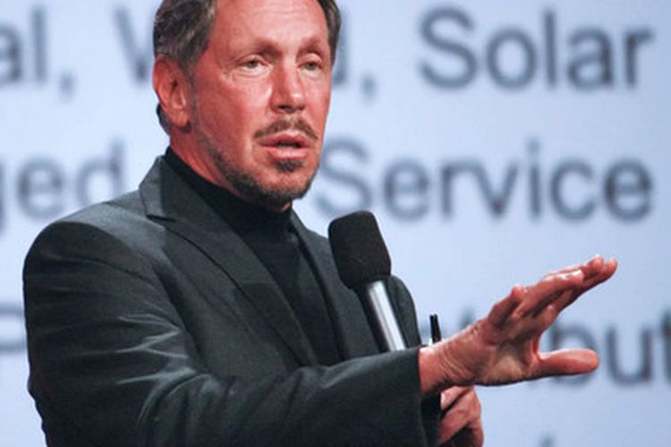 Larry Ellison, pendiri Oracle Corp., sempat menyalip Elon Musk sebagai orang terkaya dunia pada Rabu (10/9/2025). Hal itu terjadi setelah saham perusahaannya melonjak tajam menyusul proyeksi pertumbuhan bisnis cloud yang ambisius untuk lima tahun mendatang.