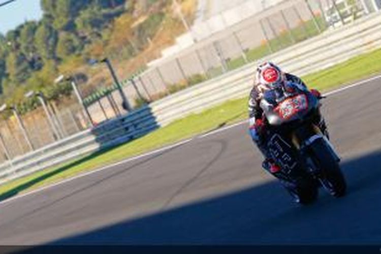 Pebalap Aspar asal Amerika Serikat, Nicky Hayden memacu Honda RCV1000R pada sesi latihan uji coba resmi MotoGP 2014, di Sirkuit Valencia, Selasa (12/11/2013).