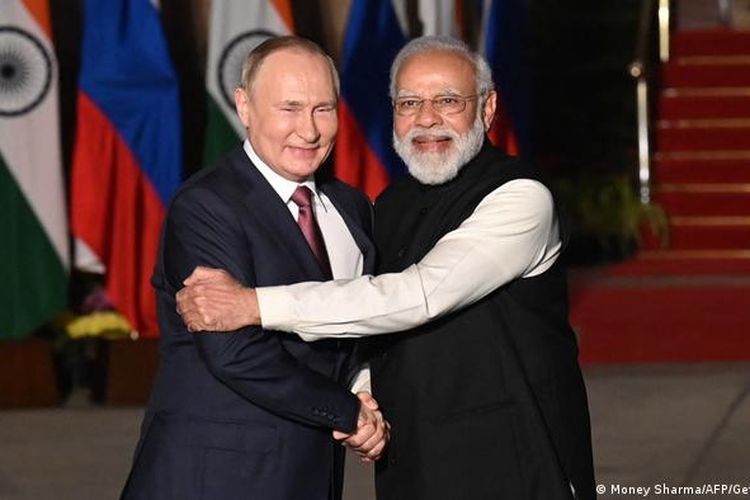Presiden Rusia Vladimir Putin (kiri) disambut Perdana Menteri India Narendra Modi (kanan) di New Delhi, India, pada 2021.