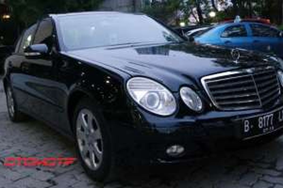 Mercedes-Benz E 200 Kompressor 2009 bekas Silver Bird.