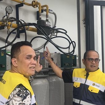Kepala Badan BPH Migas, Wahyudi Anas (tengah) dan pemilik Restoran Kabuli Saudi saat meninjau instalasi CNG dari PT Perusahaan Gas Negara atau PT PGN Tbk di rumah makan tersebut di Medan, Sumatra Utara, Jumat (13/2/2026).