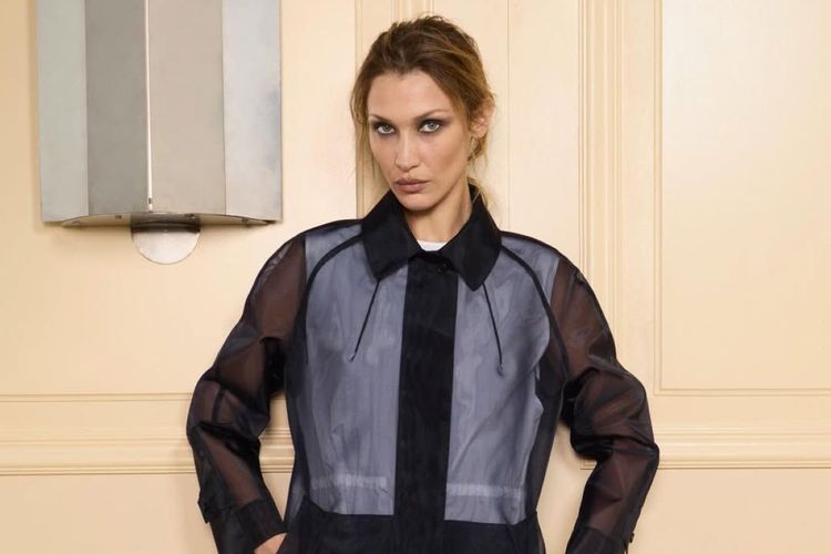 Bella Hadid mengenakan tampilan makeup bergaya ?kurang tidur? atau ?kelelahan? di runway Prada Fall/Winter 2026 