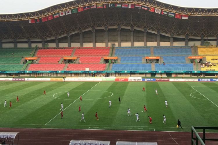 Suasana pertandingan antara Timnas Laos melawan Timnas Hong Kong pada pertandingan pertama babak penyisihan Grup A Asian Games 2018 di Stadion Patriot Chandrabhaga, Jumat (10/8/2018).