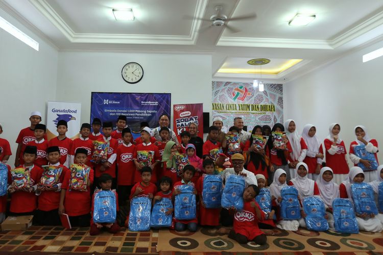 Penyerahan bantuan kepada perwakilan 40 anak di Yayasan Cinta Yatim dan Dhuafa, Tangerang Selatan, Banten dilakukan secara simbolis dilakukan oleh Presdir Garuda Beverage sekaligus Direktur Garudafood Fransiskus Johny Soegiarto  (27/3/2024).