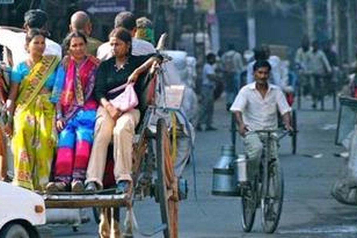 Aktivitas warga di Old Delhi.