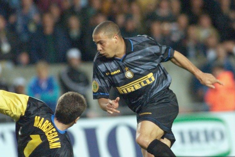 Striker Inter Milan, Ronaldo Luiz Nazario da Lima, mendribel melalui kiper Lazio, Luca Marchegiani, pada final Piala UEFA 1998 di Parc des Princes, 6 Mei 1998.