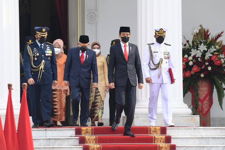 Presiden Joko Widodo (kedua kanan) dan Wapres Maruf Amin (kedua kiri) bersiap mengikuti upacara peringatan HUT ke-76 TNI di Istana Merdeka, Jakarta, Selasa (5/10/2021). Upacara tersebut dilaksanakan dengan penerapan protokol kesehatan ketat dan disiarkan di akun Youtube Sekretariat Presiden. ANTARA FOTO/Setpres-Lukas/foc.