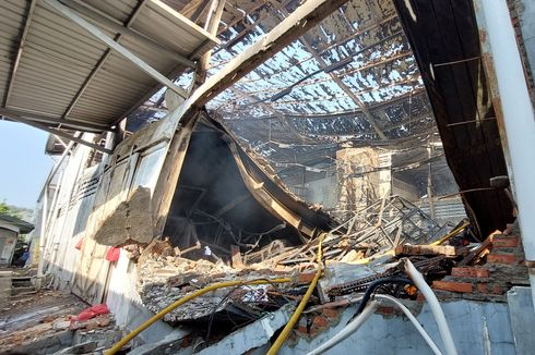 Pabrik Pakaian Dalam Terbakar di Tegal Alur, TKP Masih Panas meski Api Padam sejak Malam