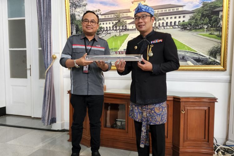 Gubernur Jawa Barat Ridwan Kamil saat bertemu dengan Direktur Utama PT Kereta Cepat Indonesia China (KCIC) Dwiyana Slamet Riyadi di Gedung Pakuan, Kota Bandung, Kamis (7/4/2022).