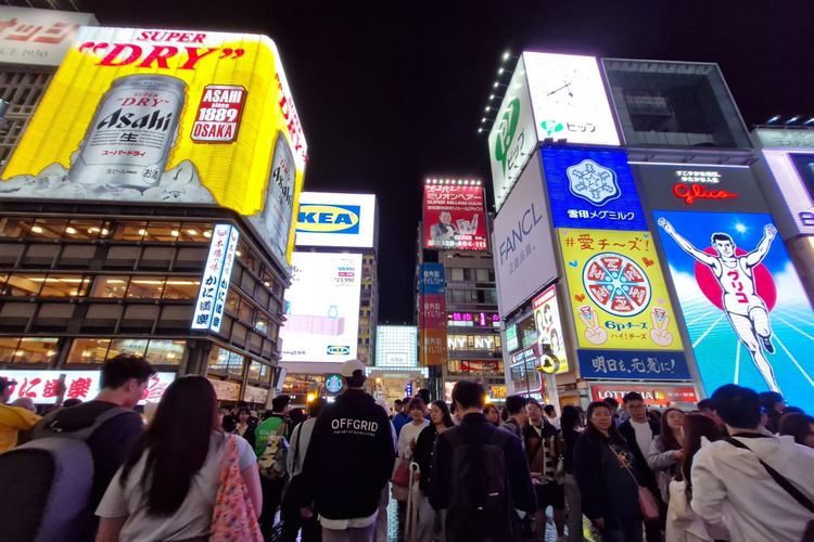 Suasana di Dotonburi, salah satu destinasi wisata populer di Osaka, Jepang, Senin (6/11/2023).