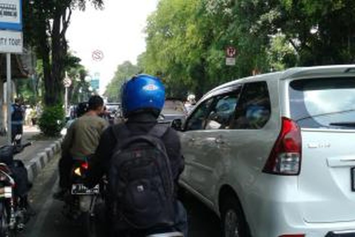 Imbas Jalan Medan Merdeka Utara ditutup, sejumlah ruas jalan alternatif lain macet panjang.