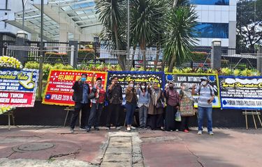 Tukin dosen tidak cair. Pelaksanaan aksi kirim karangan bunga ke Kemendikti Saintek, Jakarta, Senin (6/1/2024)