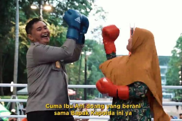 Ani, warga Tanah Abang, tampak antusias bertanding tinju dengan Kapolda Metro Jaya Irjen Fadil Imran di atas ring.