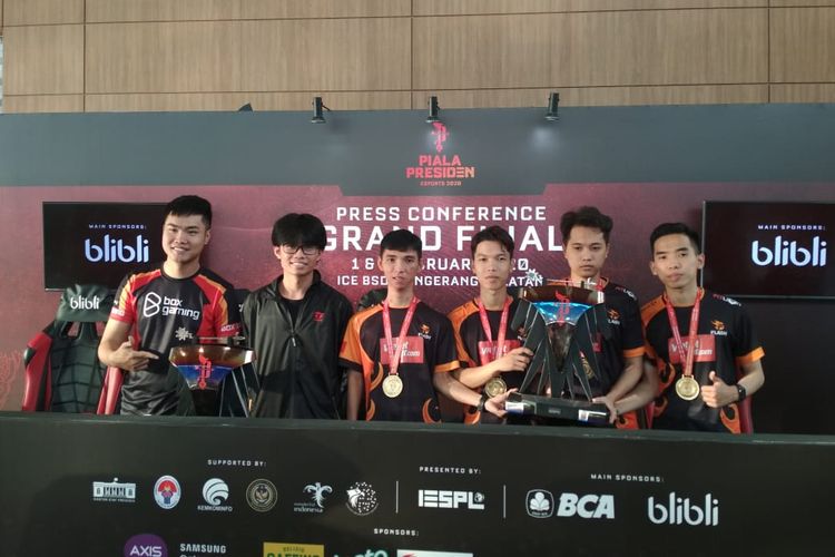 Nguyen Tuan Anh (kiri) juara eFootball Pro Evolutions Soccer dan tim The Flash pemenang Free Fire pada ajang Piala Presiden Esports 2020 yang berlangsung di ICE BSD, Minggu 2 Februari 2020.