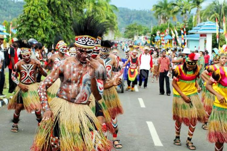 Tari Yospan (Yosim Pancar) merupakan tarian persahabatan yang berasal dari Papua.