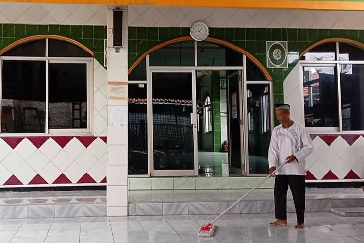 Wagino, marbut Masjid Jamie Manbaul Huda di Dusun Sinar Mulya, RT 001, RW 015, Kelurahan Karawang Wetan, Kecamatan Karawang Timur, Karawang, Jawa Barat.