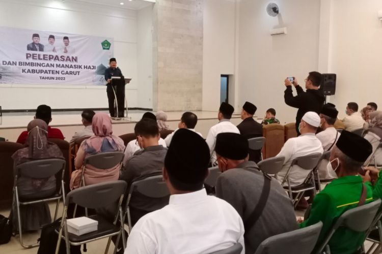 Bupati Garut Rudy Gunawan menyampaikan sambutan pelepasan calon jamaah haji asal Garut di Graha Patriot Cipanas, Tarogong Kaler, Selasa (31/05/2022)
