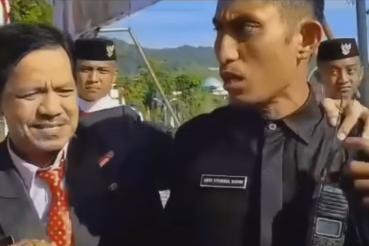 Pelatih Paskibraka Sulbar Andi Syamsul Bahri saat marah usai upacara HUT RI di Lapangan Kantor Gubernur Sulbar, Kamis (17/8/2023).