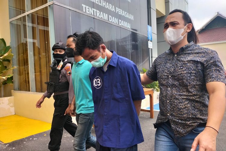 Seorang pria berinisial MWA (20) tersangka pencabulan sesama jenis, dengan korban empat anak dibawah umur di Kota Solo, Jawa Tengah, Rabu (16/11/2022).