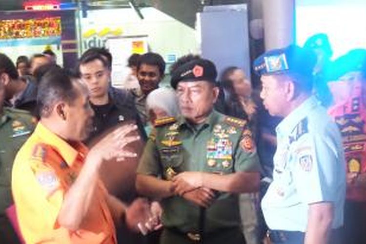 Panglima TNI Jendral Moeldoko dan Kepala Basarnas Marsdya FH Bambang Soelistyo