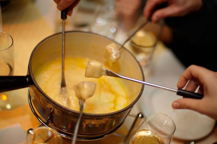 Ilustrasi cheese fondue atau saus keju khas Swiss (https://www.myswitzerland.com/).