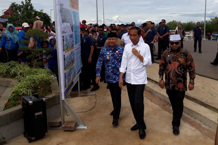 Presiden Joko Widodo mengunjungi perkampungan nelayan di Kota Bengkulu, Jumat (15/2/2019)
