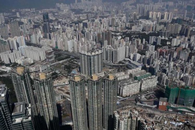 Kota Hongkong dilihat dari atas Gedung Sky 100, Kowloon, Hongkong, Jumat (31/1/2014). Hongkong saat ini memiliki populasi sekitar tujuh juta penduduk dan bangunannya didominasi dengan rusun atau apartemen.